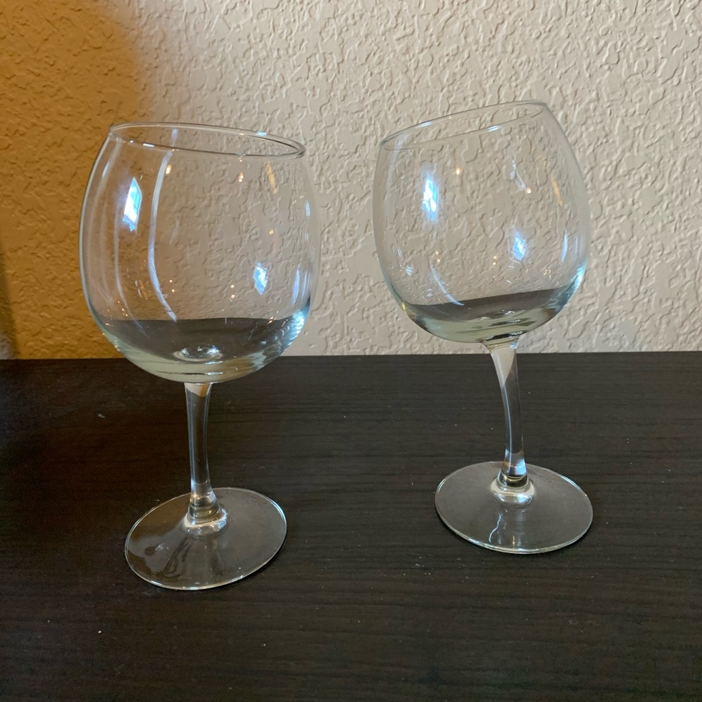Set of 2 tipsy wine glasses
